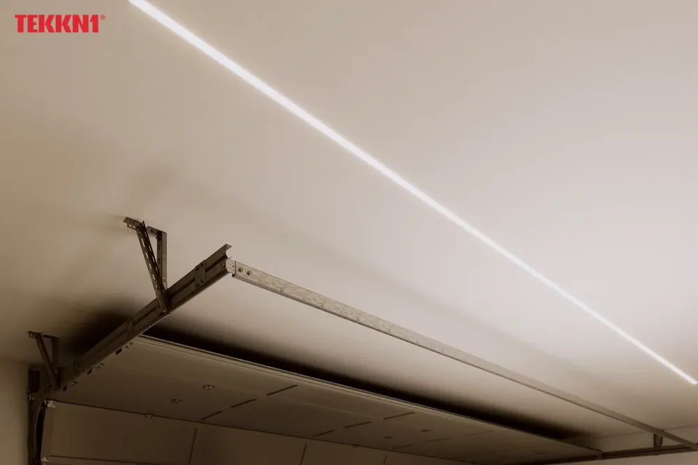 Profilé en aluminium anodisé argent KIMERA « HORST » avec diffuseur opale, capuchons et clips de fixation 2,02 m