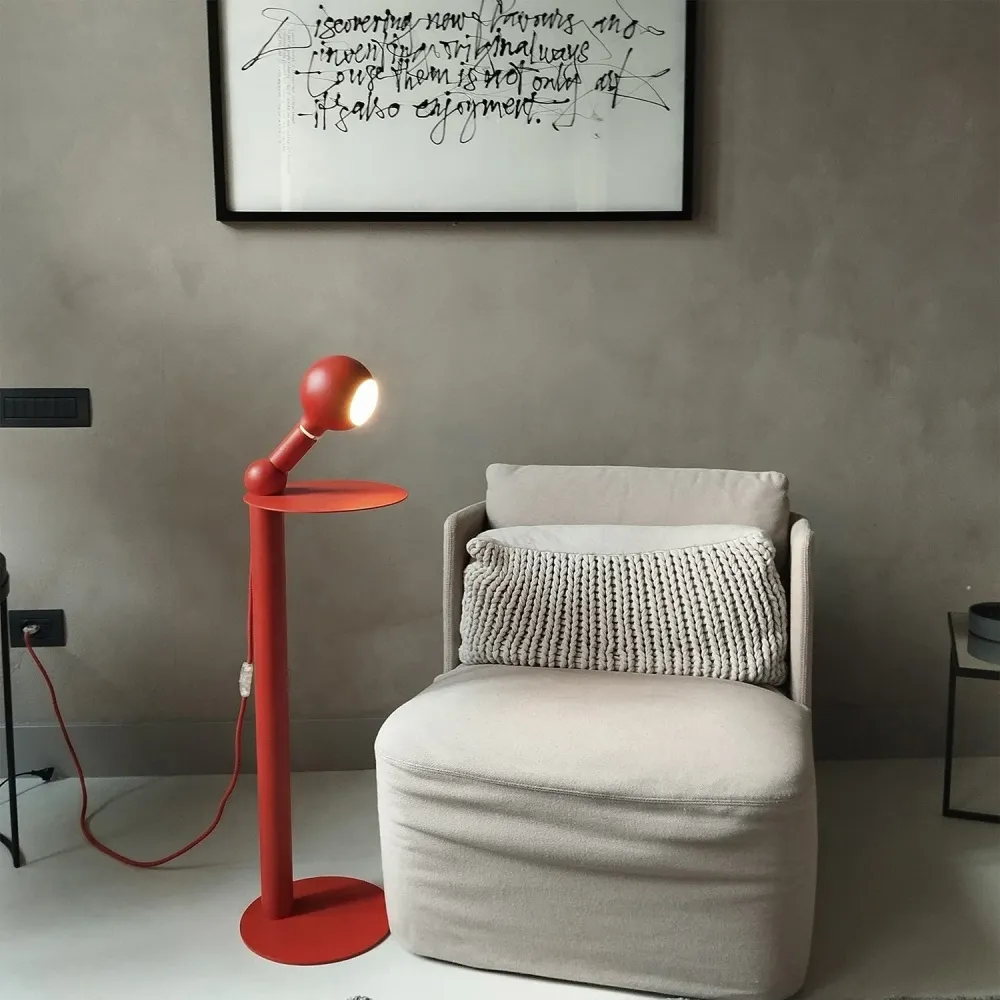 Rocco - Lampadaire avec Fiche UK et Ampoule Camo - Rouge