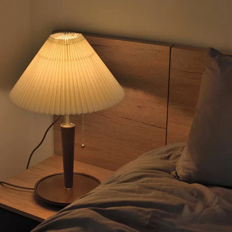 RétroBois – Lampe Plissée en Bois pour Ambiance Nostalgique