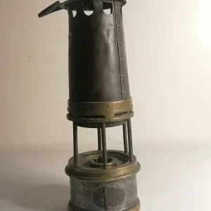 Ancienne lampe de mineur à pétrole, dans son jus Salle des Ventes La Découverte