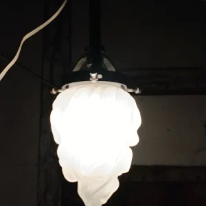 Lampe à suspension globe flambeau en verre dépoli, fonctionne. Salle des Ventes La Découverte