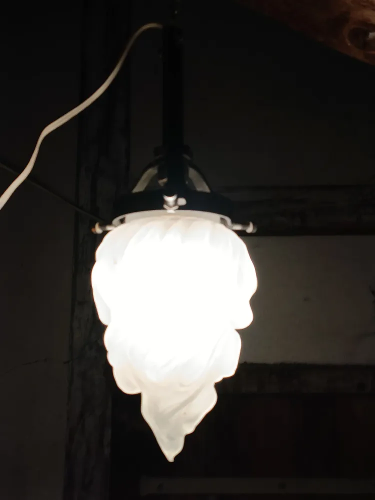 Lampe à suspension globe flambeau en verre dépoli, fonctionne. Salle des Ventes La Découverte