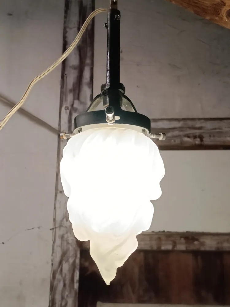 Lampe à suspension globe flambeau en verre dépoli, fonctionne. Salle des Ventes La Découverte