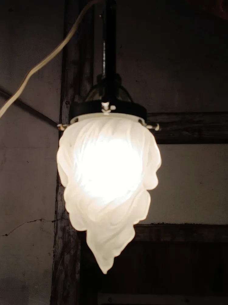Lampe à suspension globe flambeau en verre dépoli, fonctionne. Salle des Ventes La Découverte