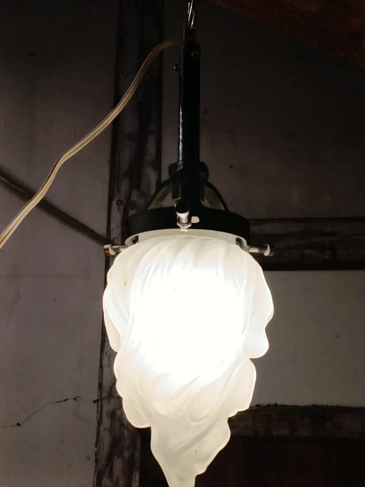 Lampe à suspension globe flambeau en verre dépoli, fonctionne. Salle des Ventes La Découverte