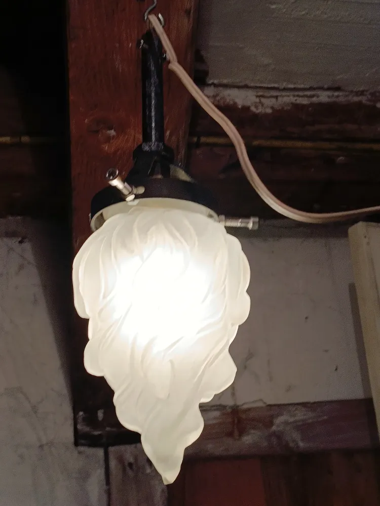 Lampe à suspension globe flambeau en verre dépoli, fonctionne. Salle des Ventes La Découverte