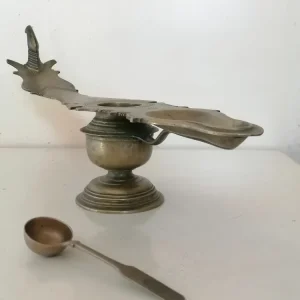 Rare lampe à huile de temple Bouddhiste, région du thibet. Intéressant avec son reservoir, probablement début XIXème ou pl...