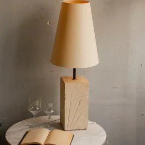 Julia, la lampe à poser en pierre sculptée N°883 SCC