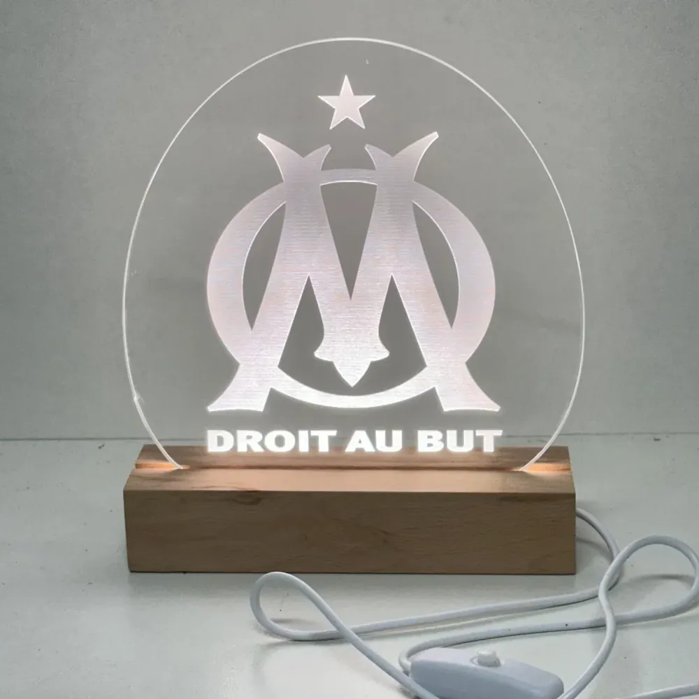 Lampe personnalisée OM Gravure Symbole Socle bois Stick Olivier