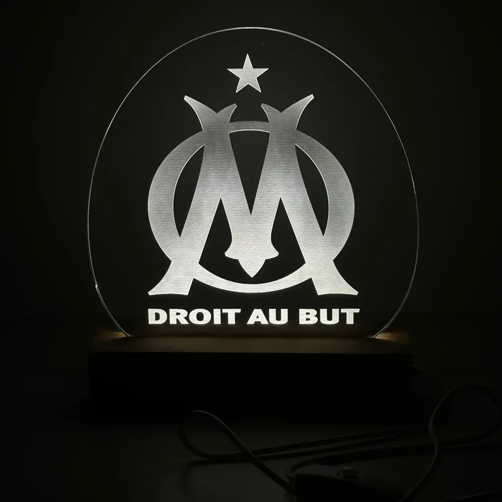 Lampe personnalisée OM Gravure Symbole Socle bois Stick Olivier