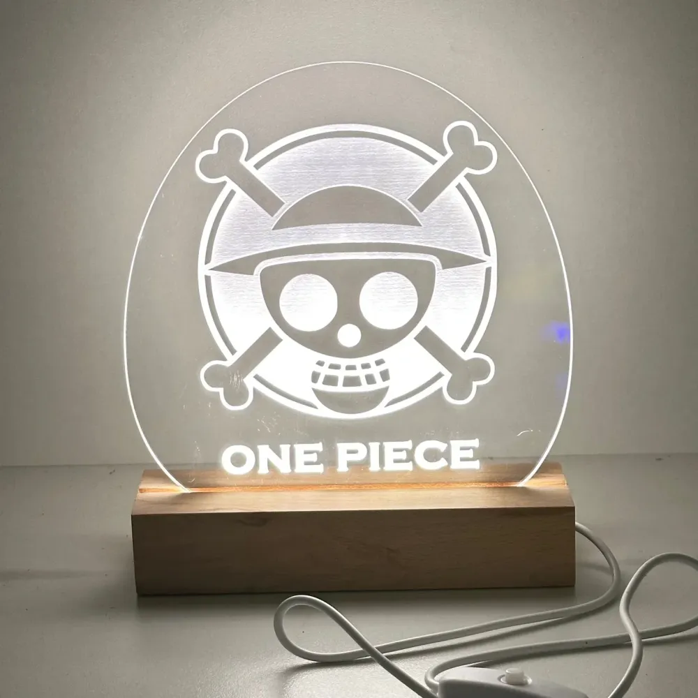 Lampe personnalisée One Piece Gravure Symbole Socle bois Stick Olivier