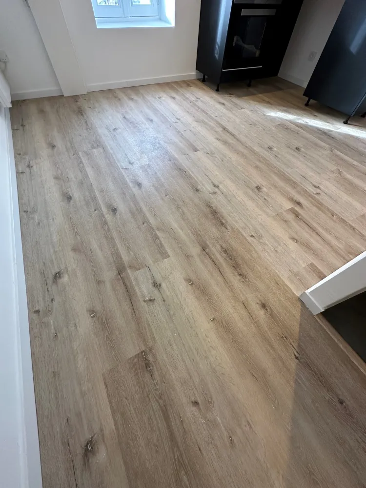 LAME VINYLE CLIPSABLE CHENE CLAIR (5,5mm d'épaisseur) sous-couche intégrée, garantie 20ans avec vis et chevilles incluses