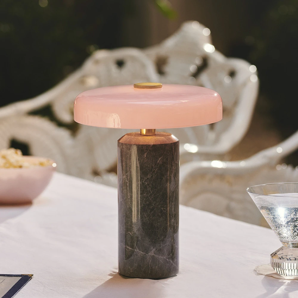 Lampe de table LED accumulateur Trip, gris / rose, marbre, verre, IP44 avec fixation réglable