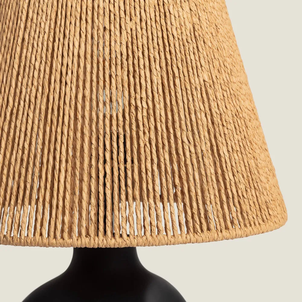 Lampe de table en résine et papier tressé avec LED Otilia avec LED intégrée non remplaçable
