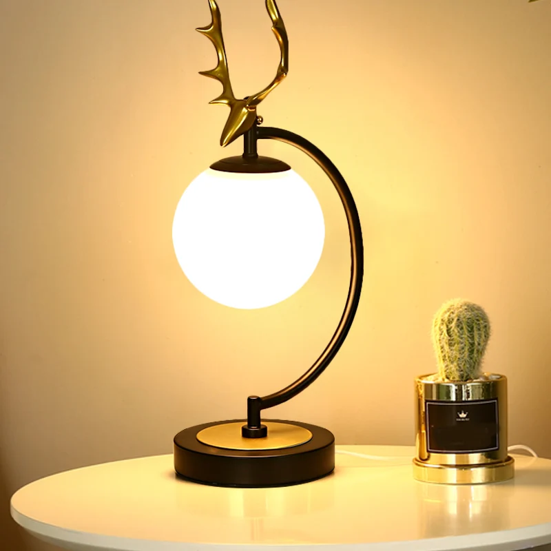 Globus-Leselampe Cartoon, weißes Glas, 1-flammig, Schwarz/Gold, mit Hirsch-Design für Schlafzimmer Matériau : Verre soufflé