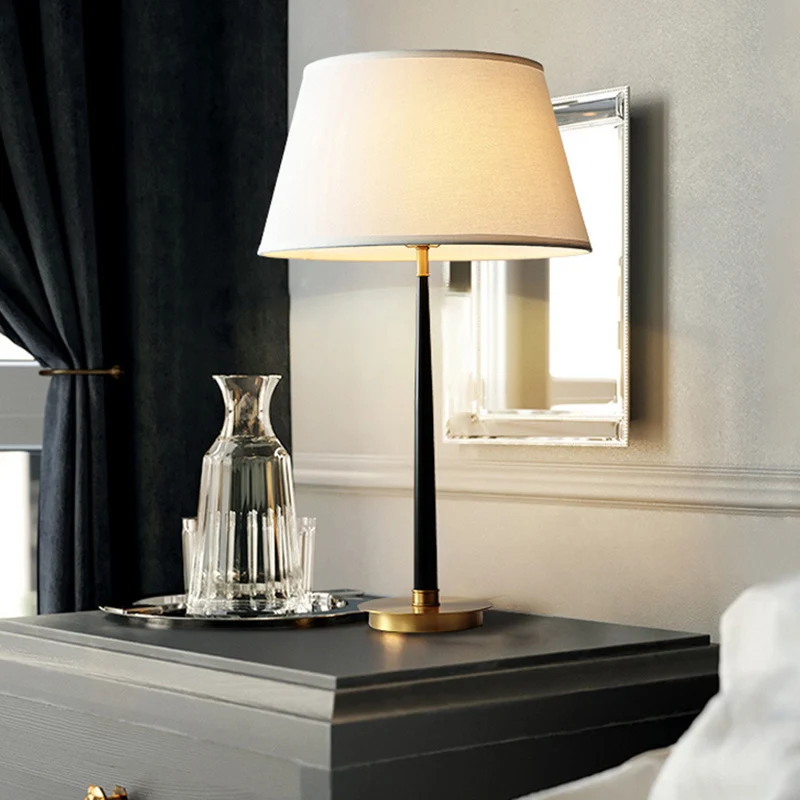 Éclairage de table de forme conique Lampe de table de chevet de salon en tissu minimaliste en noir avec batterie intégrée