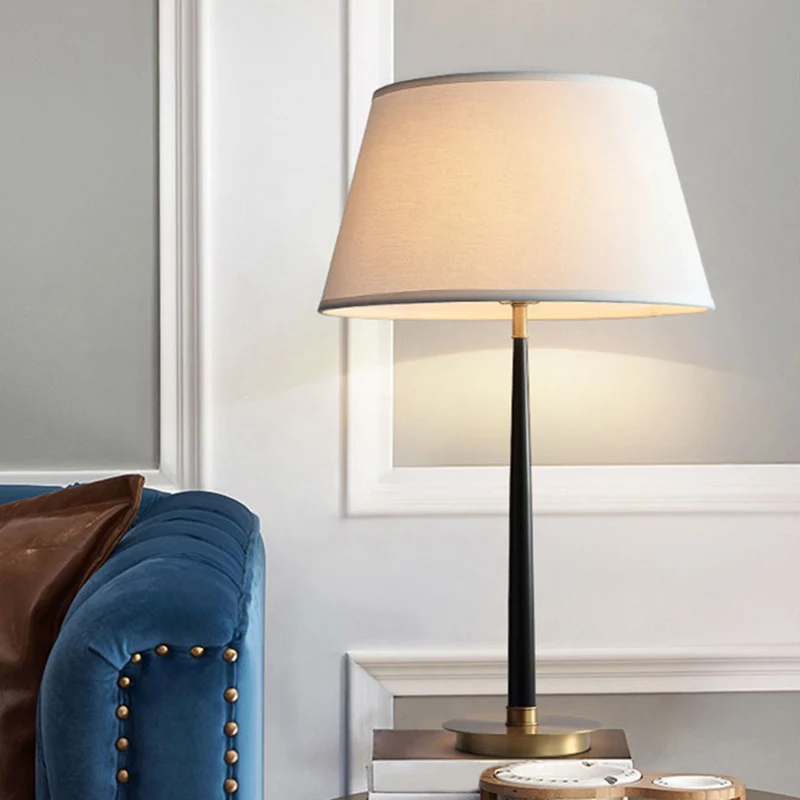 Éclairage de table de forme conique Lampe de table de chevet de salon en tissu minimaliste en noir avec batterie intégrée