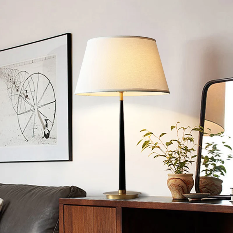 Éclairage de table de forme conique Lampe de table de chevet de salon en tissu minimaliste en noir avec batterie intégrée