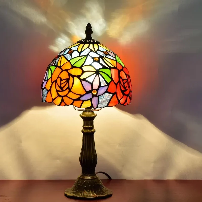 Éclairage de table à fleurs multicolores Éclairage de table rustique Tiffany à 1 lumière avec abat-jour en vitrail en fini...