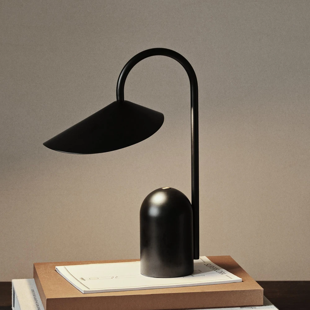 ferm LIVING Lampe de table LED sur batterie Arum, noir, intensité