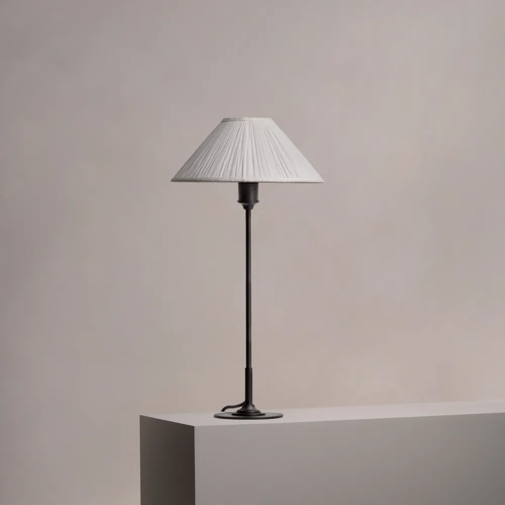Haute Qualité Cotswold Moyenne Lampe de Table Blanc Albâtre Plissé - Cuivré foncé