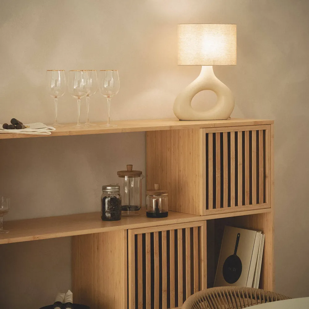 Socle en bois massif Lampe de table en résine avec abat-jour en tissu Cadence