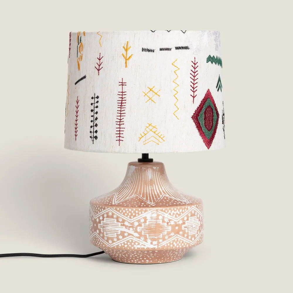 Suspension à trois bras Lampe de table Agra avec abat-jour en tissu et base en bois