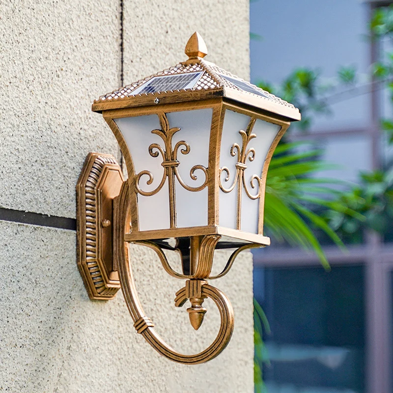 Applique lanterne incurvée en verre givré pour patio habituel, petite/grande lampe murale solaire à LED en noir/laiton