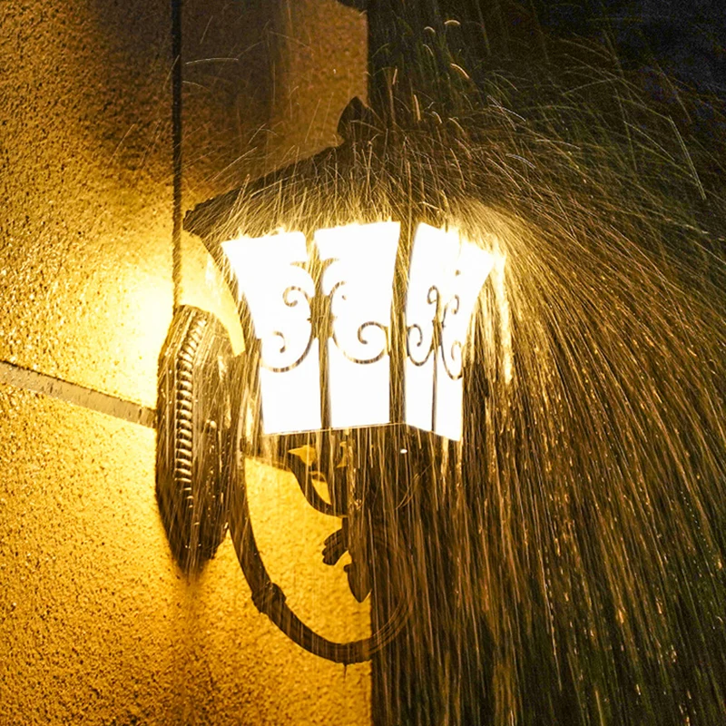 Applique lanterne incurvée en verre givré pour patio habituel, petite/grande lampe murale solaire à LED en noir/laiton