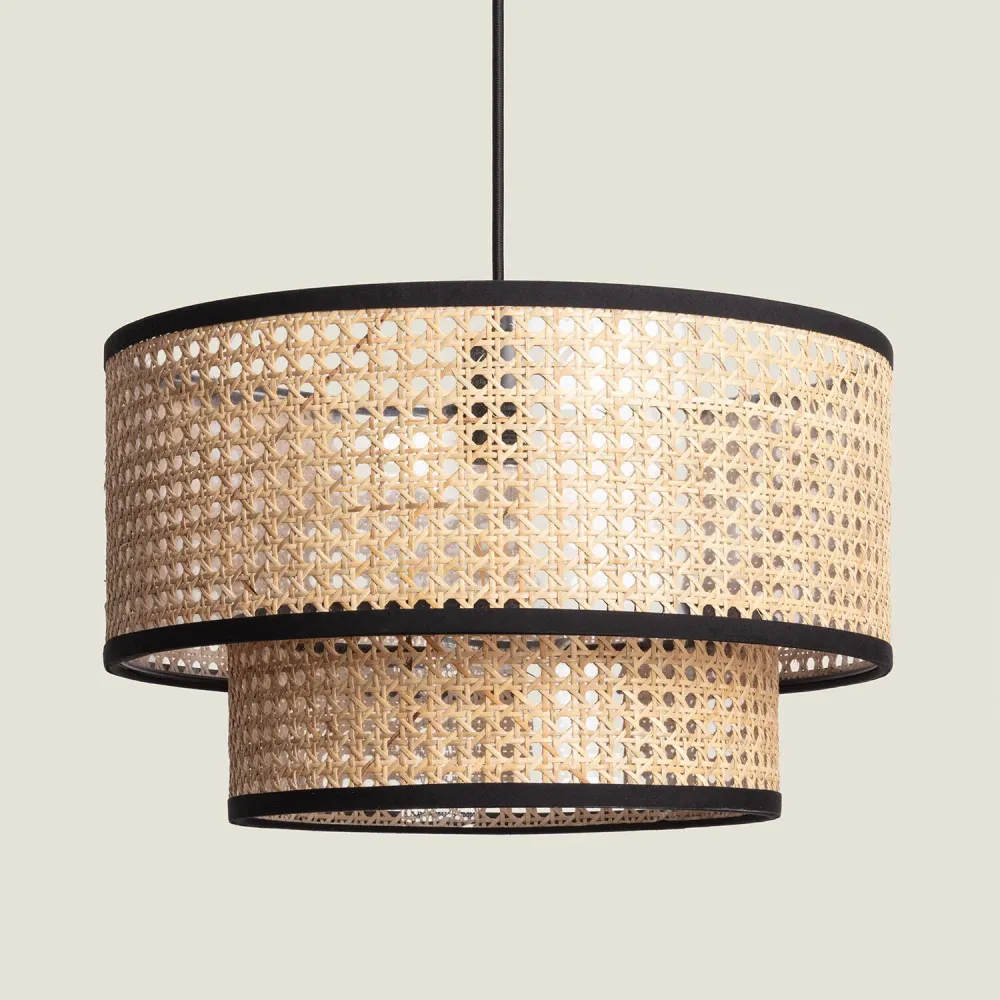 Lampe suspendue en rotin Huela Doppio avec éclairage LED intégré.