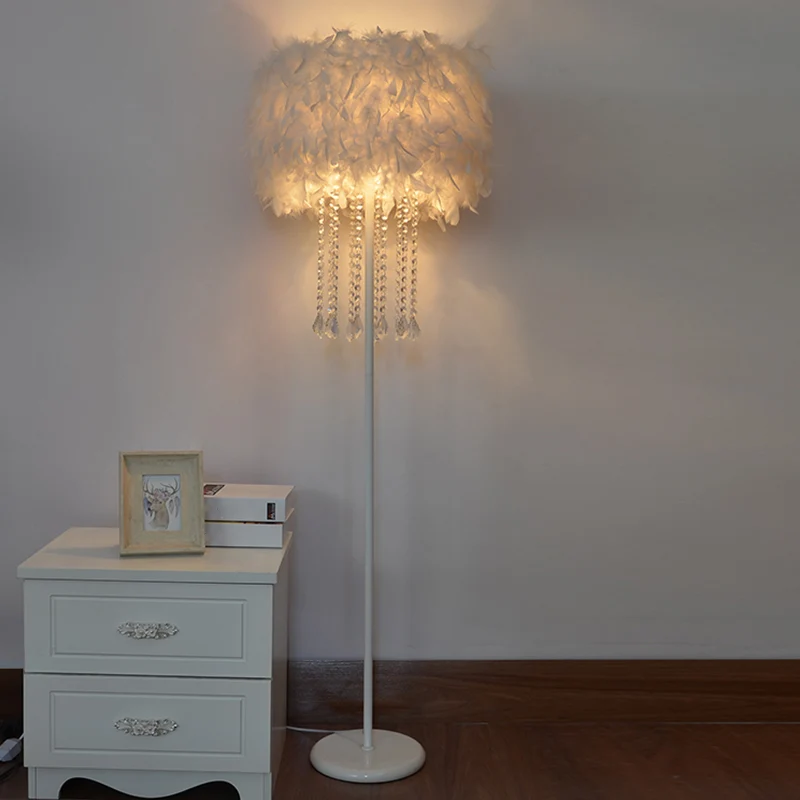 Lampadaire de chevet Drum Feather, lampe sur pied moderniste à 1 lumière, blanc avec/sans goutte de cristal pour intérieur...