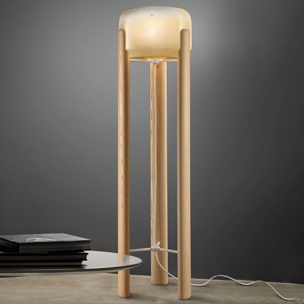 Lampadaire Sata abat-jour ambre, pied bois évident en papier artisanal