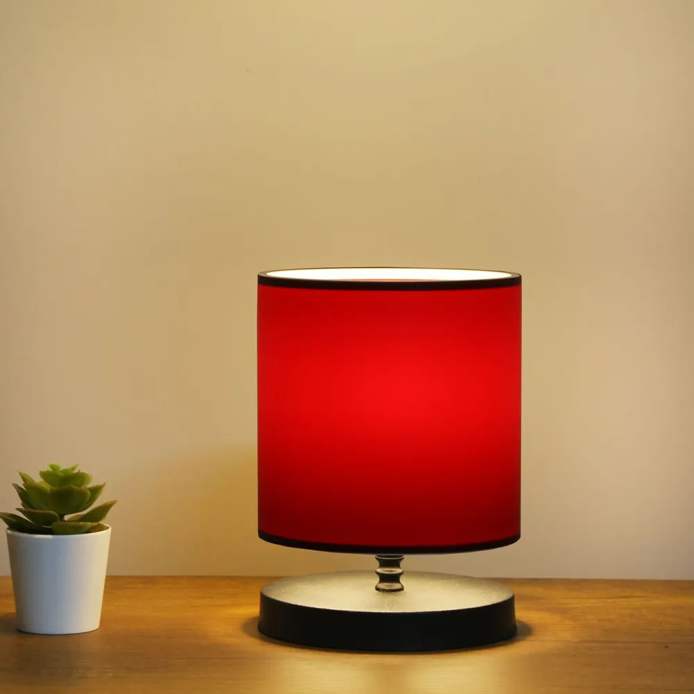 Lampe à poser Arkas H22cm Pied Noir et Tissu Bordeaux avec Abat-Jour Inclus
