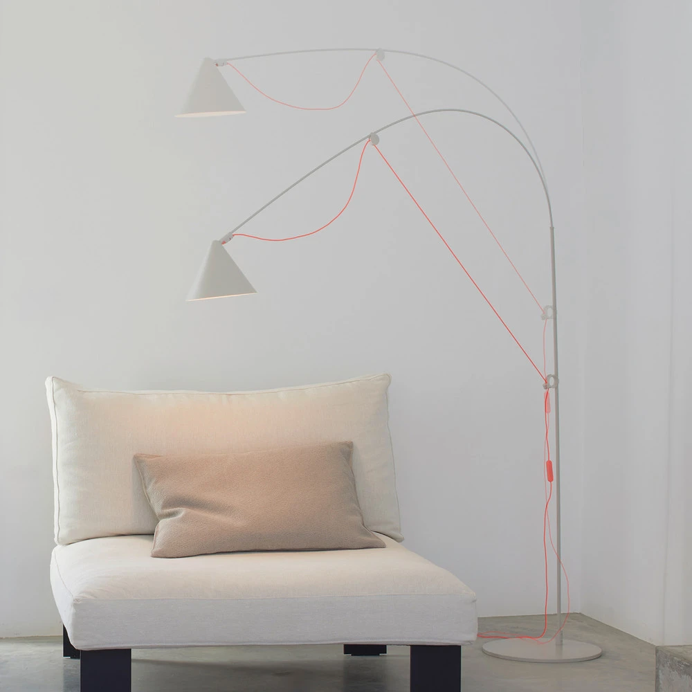 midgard Lampe sur pied LED AYNO L, gris/orange, 2.700 K, 166 cm pour intérieur moderne