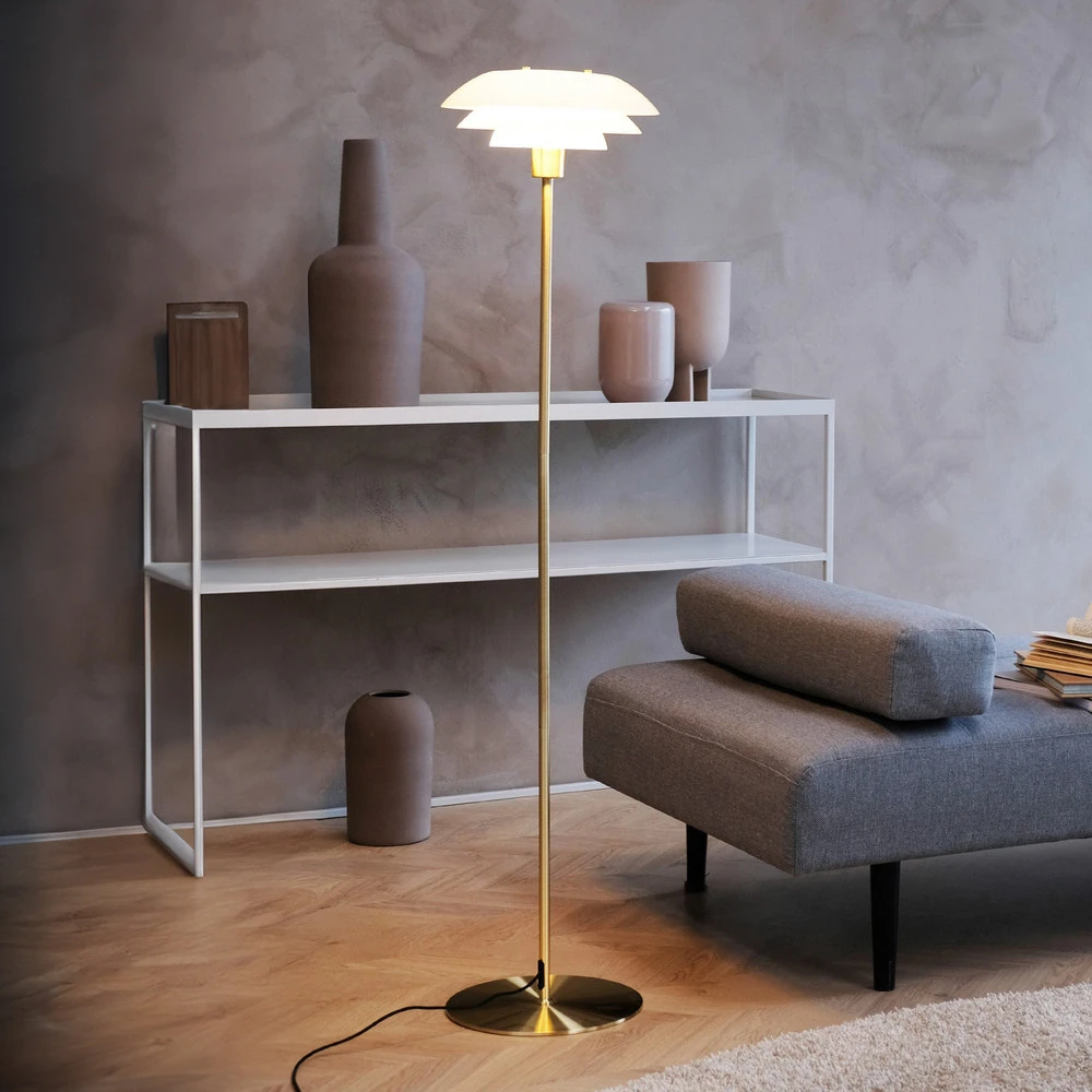Socle en bois massif Dyberg Larsen lampe sur pied DL31, couleur laiton, hauteur 133 cm