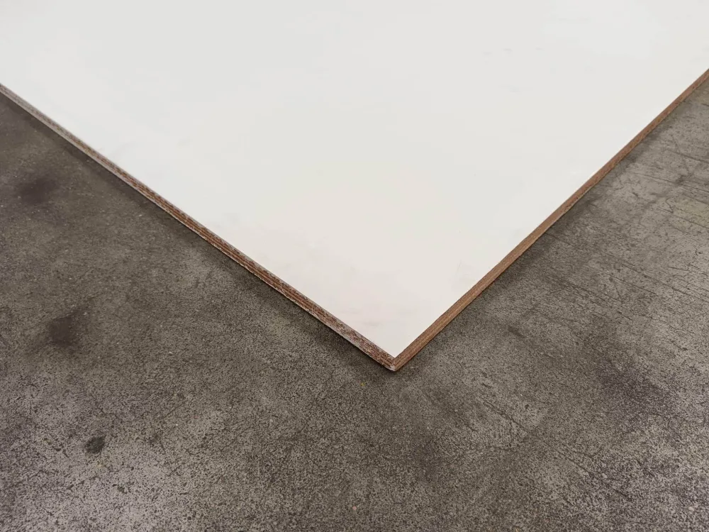 Contreplaqué okoumé pré-peint - 2500 x 1220 x 18 mm (défaut visuel)