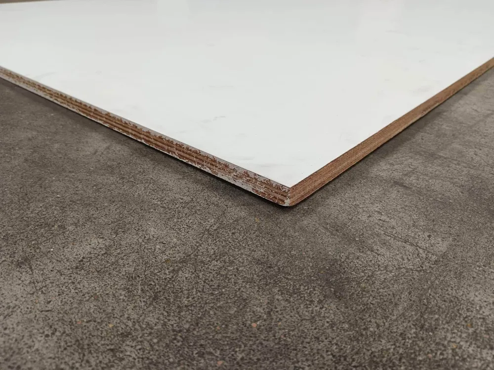 Contreplaqué okoumé pré-peint - 2500 x 1220 x 18 mm (défaut visuel)