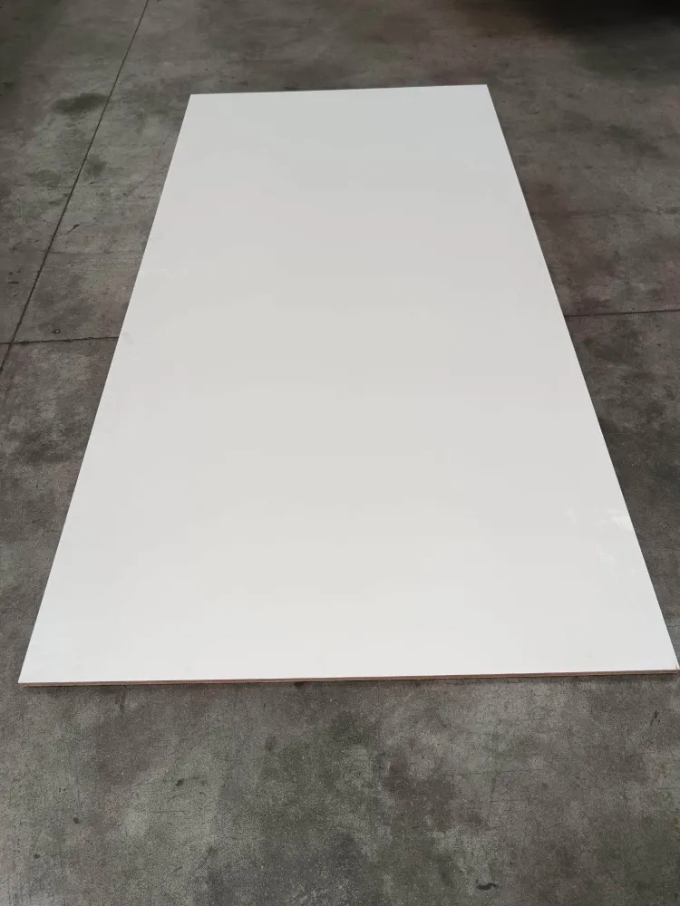 Contreplaqué okoumé pré-peint - 2500 x 1220 x 18 mm (défaut visuel)