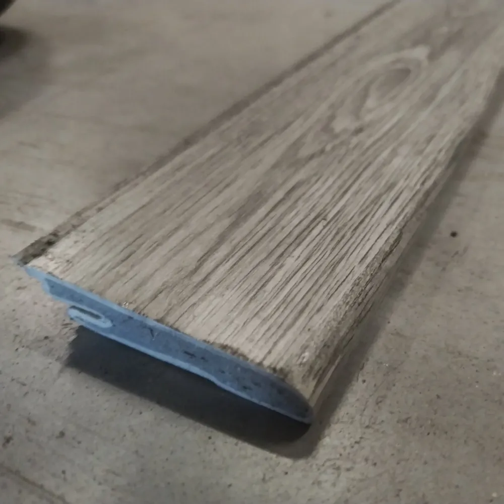 Plinthe SMF décor chêne gris 2500 x 59 x 17,4mm