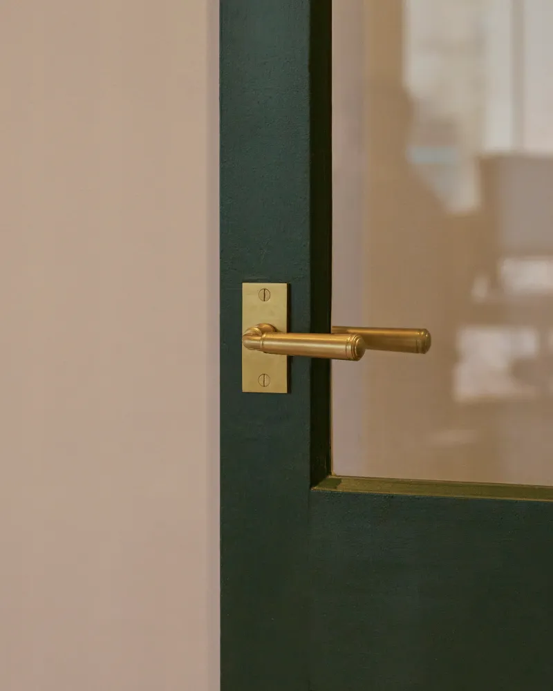 Digby Poignée de Porte à Ressort à Plaque Courte - Laiton Âgé