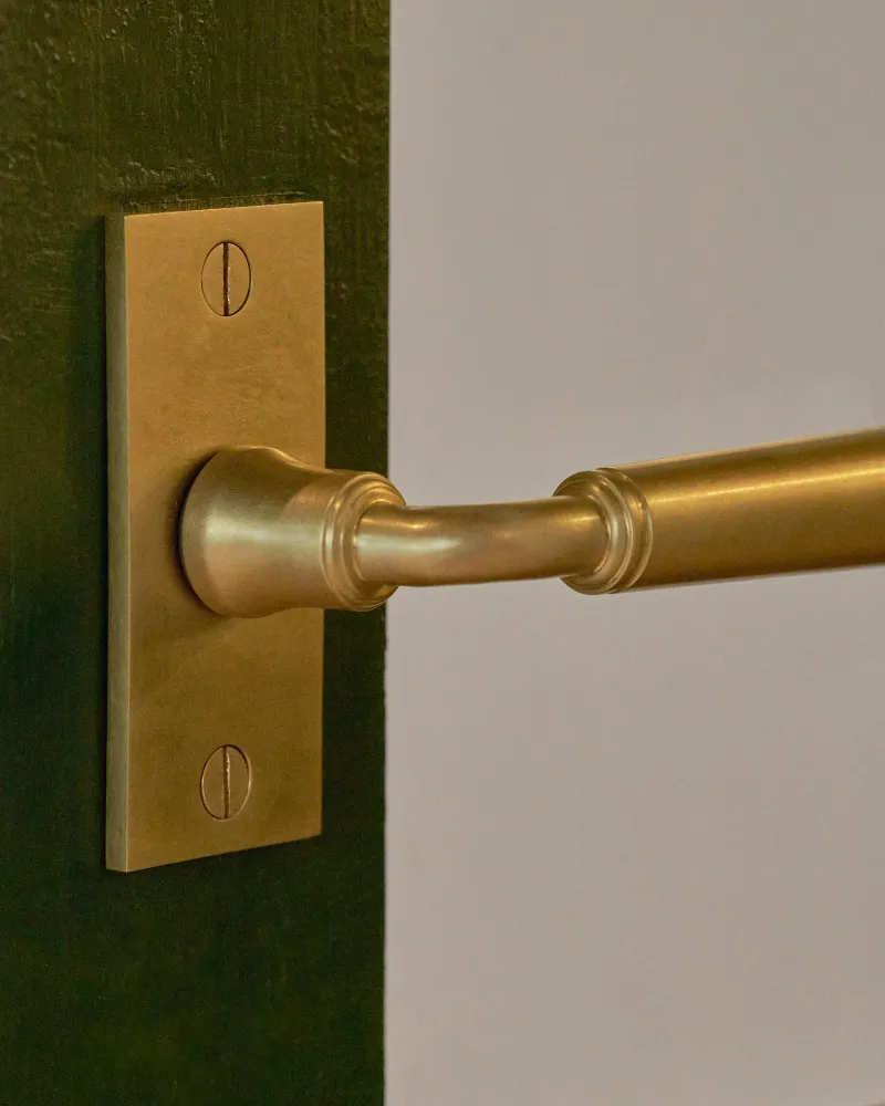 Digby Poignée de Porte à Ressort à Plaque Courte - Laiton Âgé