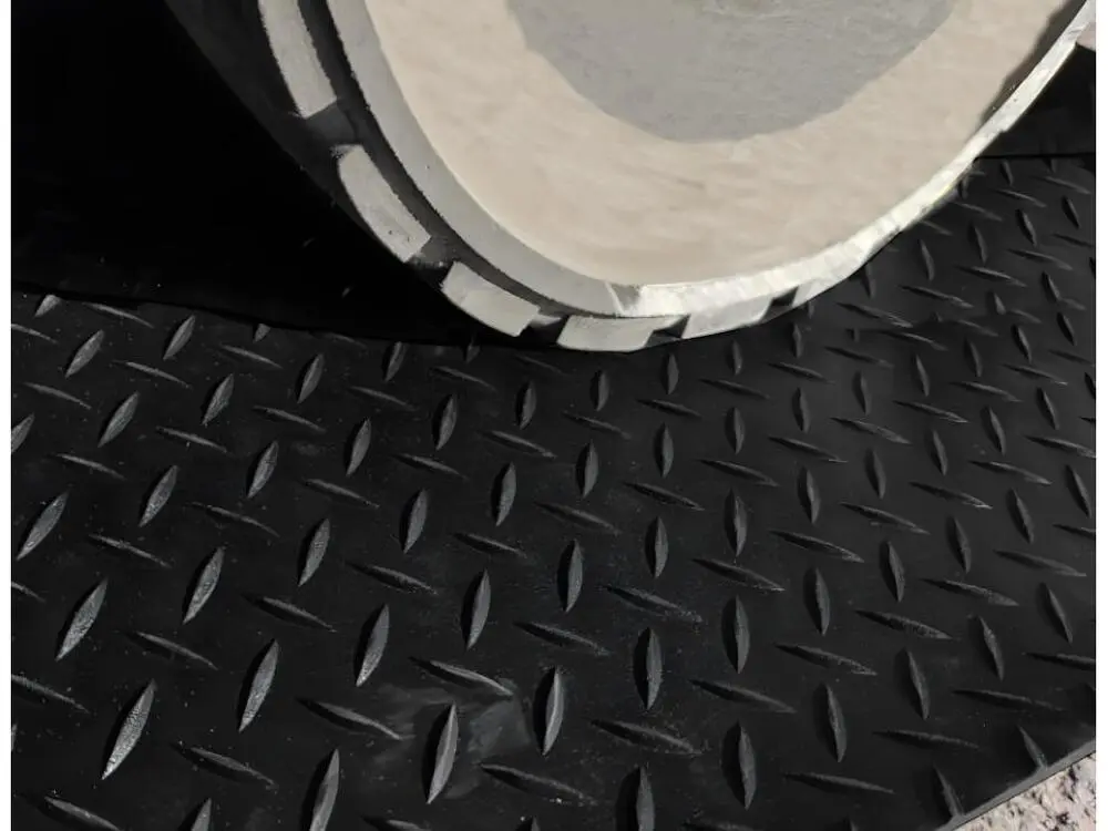Sol PVC| Composition 100% Caoutchouc| Sol Caoutchouc| Sol Protection| Design Strié Noir| Epaisseur 1MM| Mesure 140X400CM