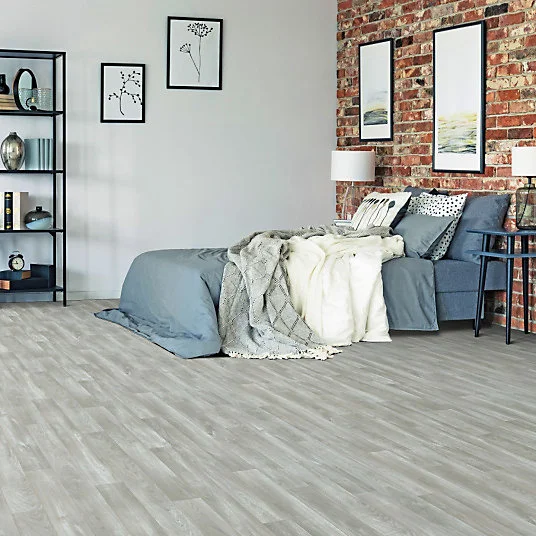 Sol Vinyle First - Imitation parquet gris évident - Effet argenté - Rouleau de 4m x 14m