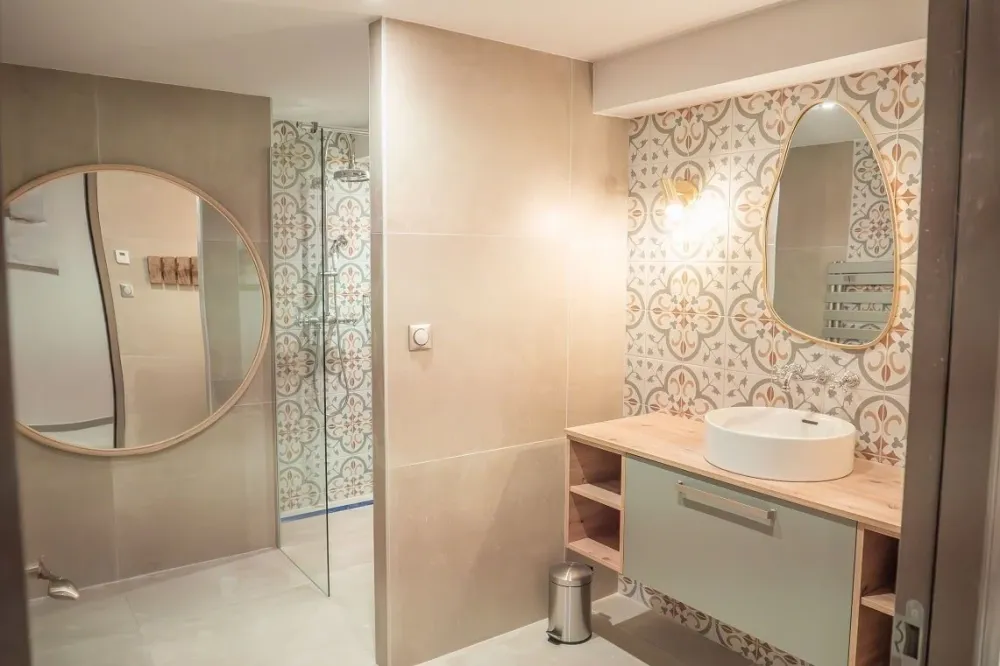 La Roseraie, gîte romantique avec jacuzzi avec amortisseur intégré