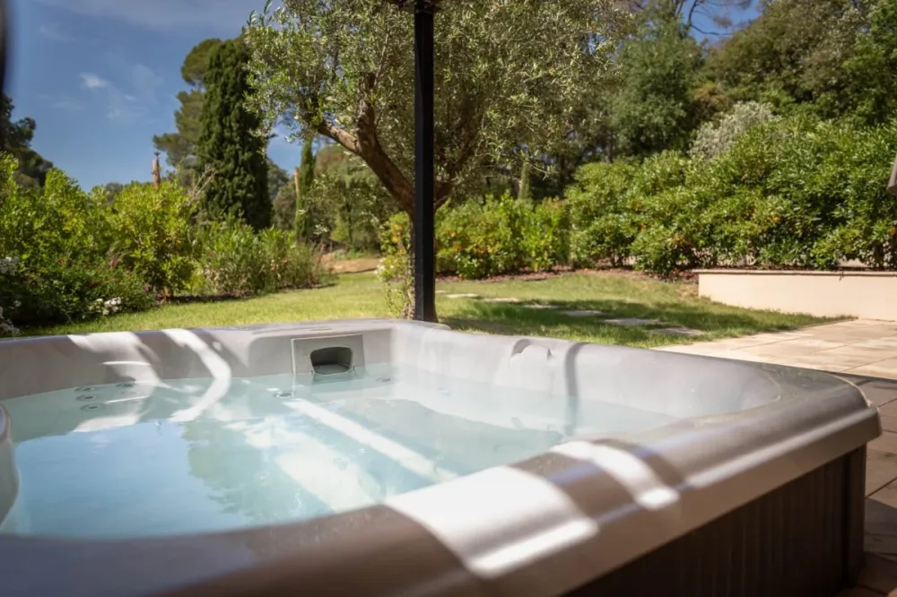 La Roseraie, gîte romantique avec jacuzzi avec amortisseur intégré