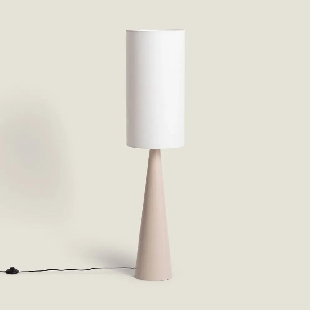 Éclairage Décoratif LED Lampadaire en métal Cambaca avec système d'éclairage LED.