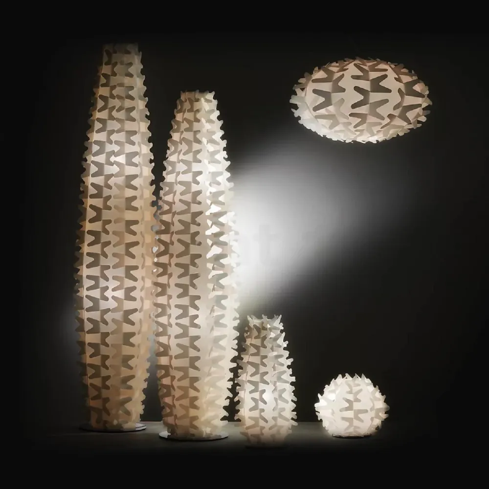 Lampe Cactus LED conçue par SLAMP, un design de suspension. avec base en bois