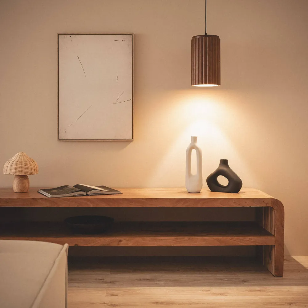 Lampe LED suspendue en bois, modèle Mirto pour un éclairage parfait. Style industriel