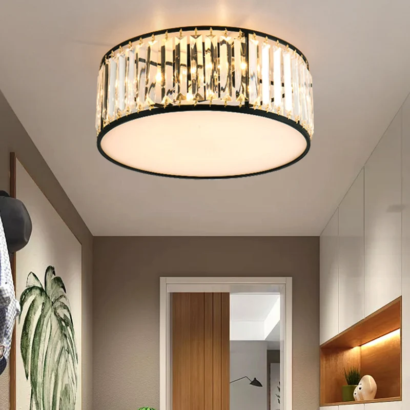 Runde, actuel, flächenbündige Deckenleuchte aus facettiertem Kristallglas für das Wohnzimmer
