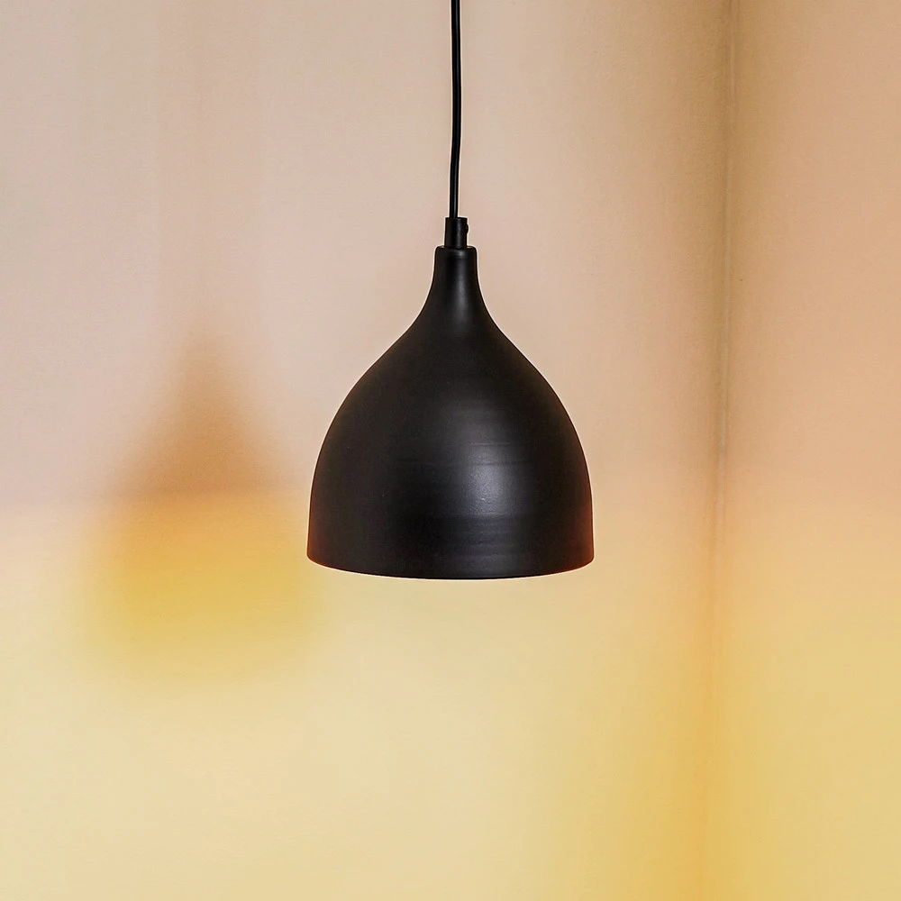 Suspension Nanu en métal noir, une lampe pour entrée et couloir